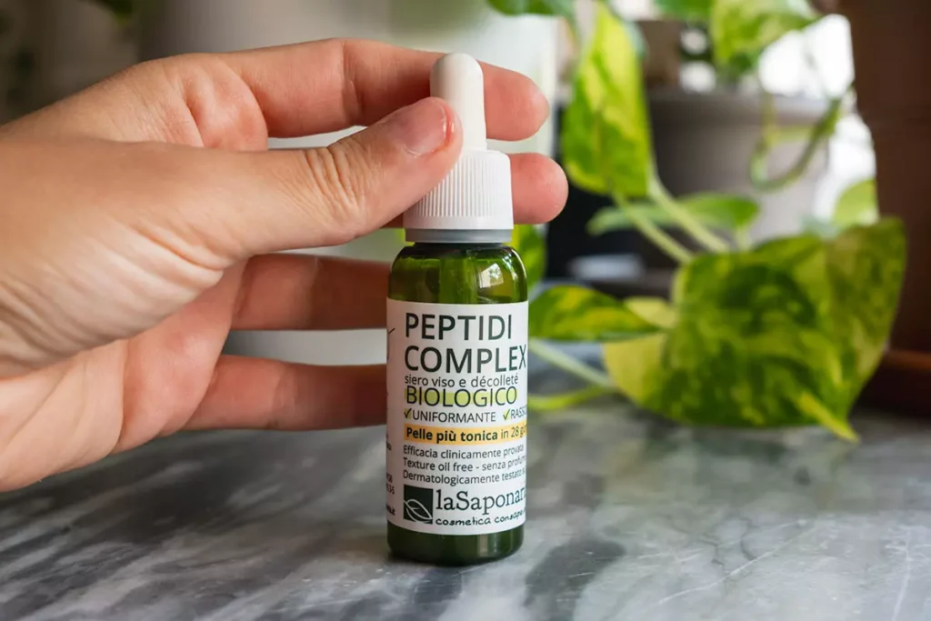 flacone Peptidi Complex con Sacha Inchi La Saponaria tenuto in mano